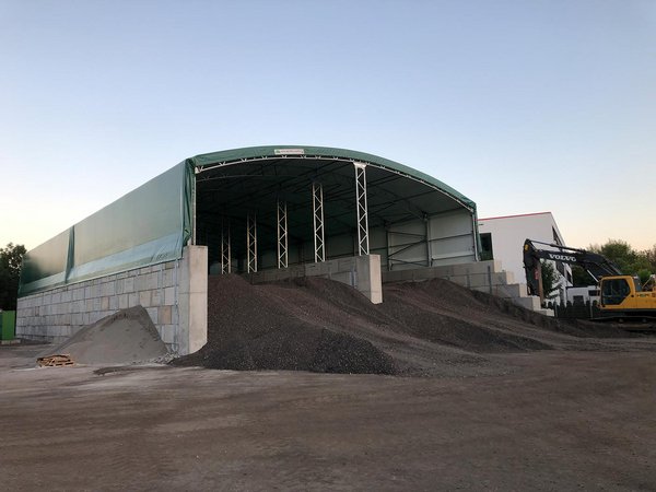 Die fertige Halle auf Beton-Legosteinen Die fertige Halle auf Beton-Legosteinen
