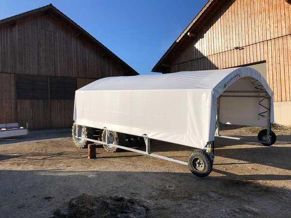 Die Siloanschnittsüberdachung besitzt Räder wodurch Sie besonders mobil ist