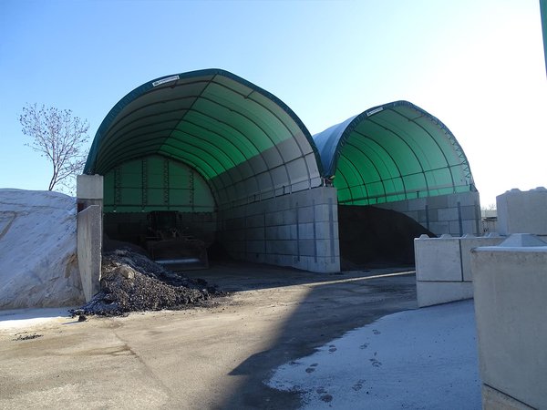 Rundbogenhallen auf Beton-Legosteinen