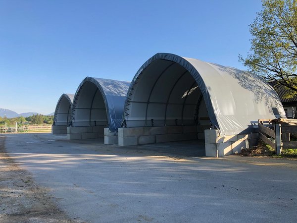 Drei neue Rundbogenhallen auf Gut Aiderbichl - Jeweils 7,20 x 8,00m auf Betonsteine Drei neue Rundbogenhallen auf Gut Aiderbichl - Jeweils 7,20 x 8,00m auf Betonsteine