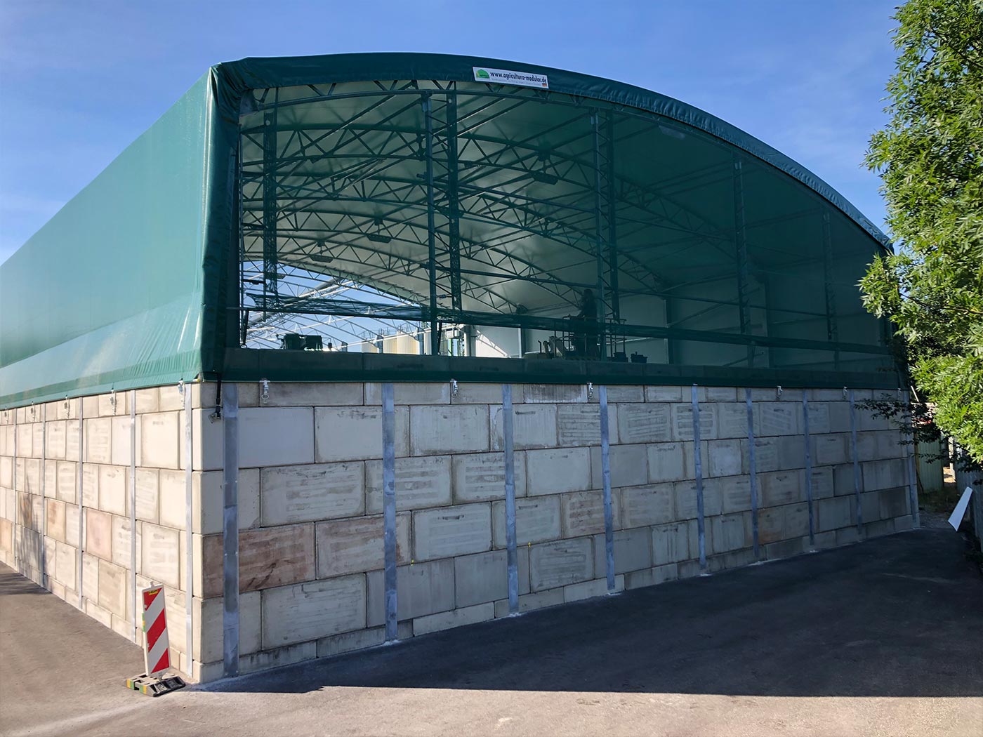 Die Rückseite der Rundbogenhalle Die Rückseite der Rundbogenhalle