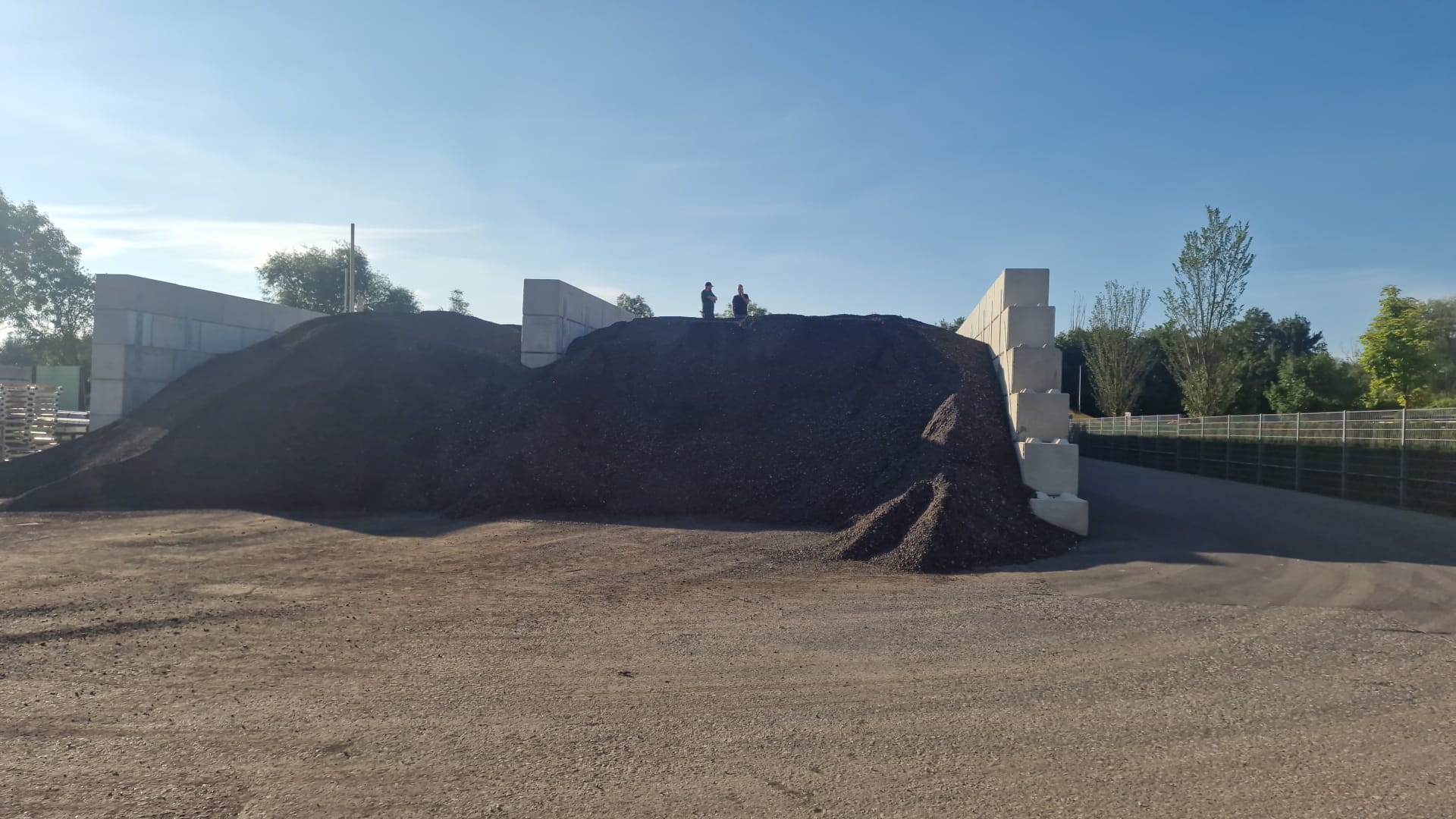 Fundament aus Betonlegosteinen für das Asphaltmischwerk in Ulm
