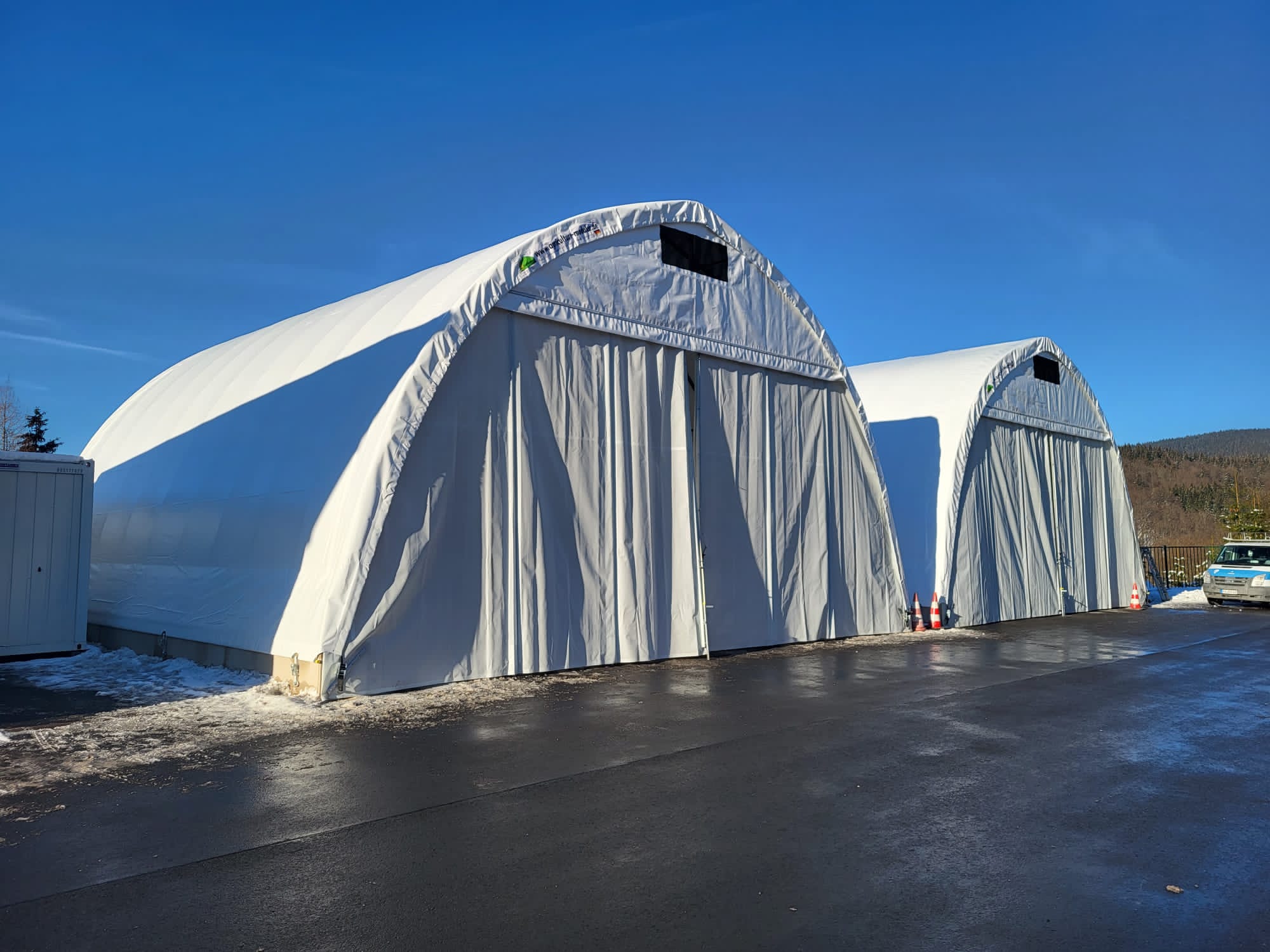 Die zwei Lagerhallen mit 12,00 x 12,00m