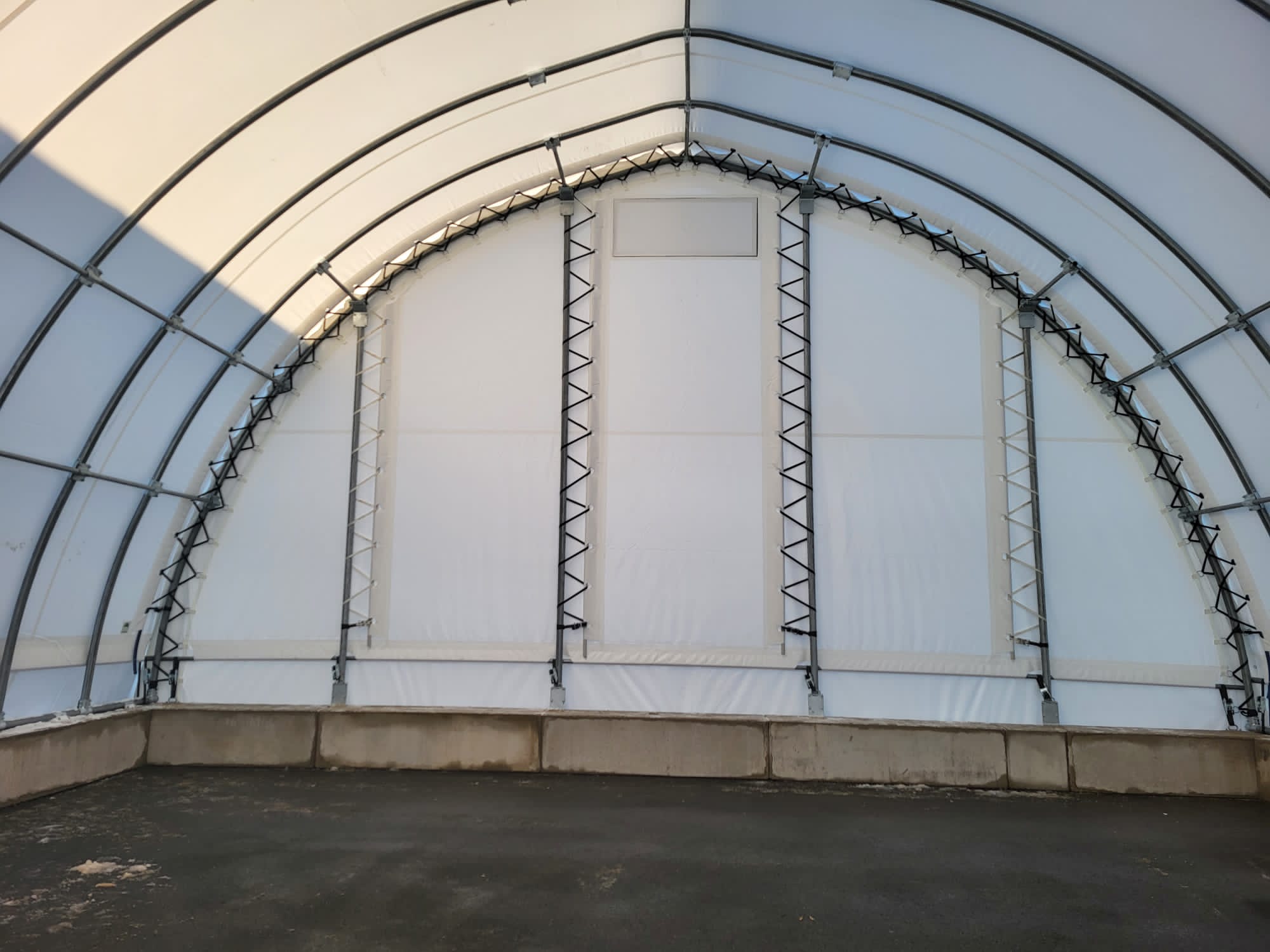Innenansicht der Lagerhallen auf Betonlegosteinen