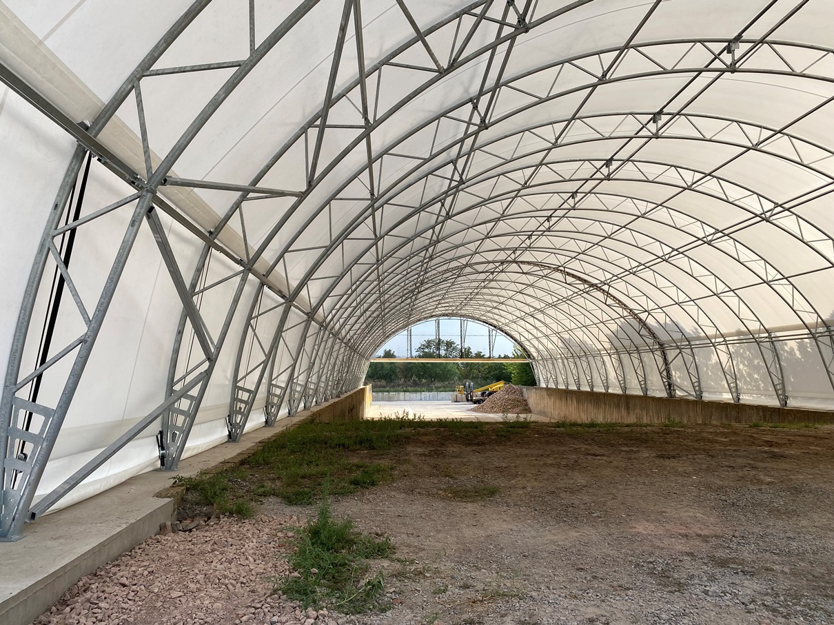 Innenansicht der Fachwerkträgerhalle in Sachsen-Anhalt