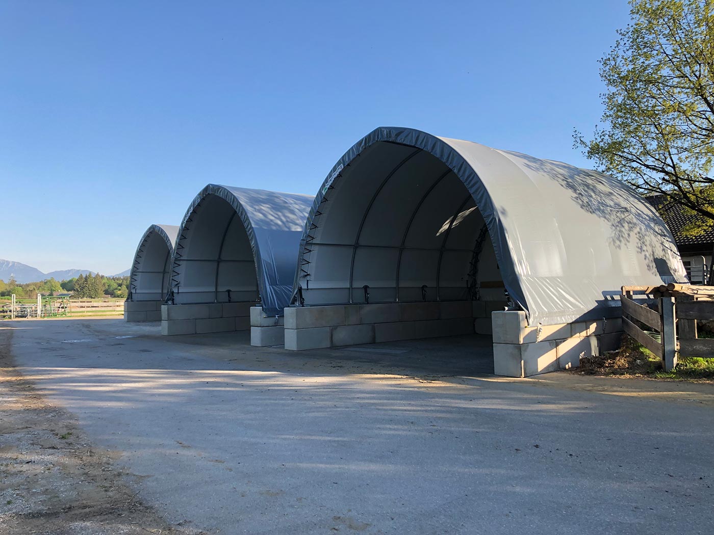 Drei neue Rundbogenhallen auf Gut Aiderbichl - Jeweils 7,20 x 8,00m auf Betonsteine Drei neue Rundbogenhallen auf Gut Aiderbichl - Jeweils 7,20 x 8,00m auf Betonsteine