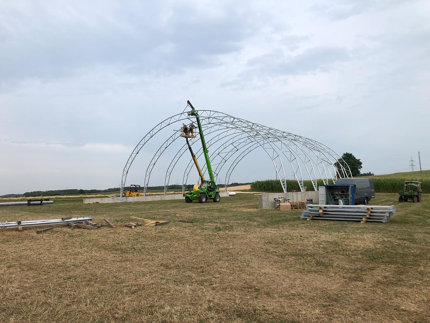 Montage der Halle mit unseren eigenen Maschinen Montage der Halle mit unseren eigenen Maschinen