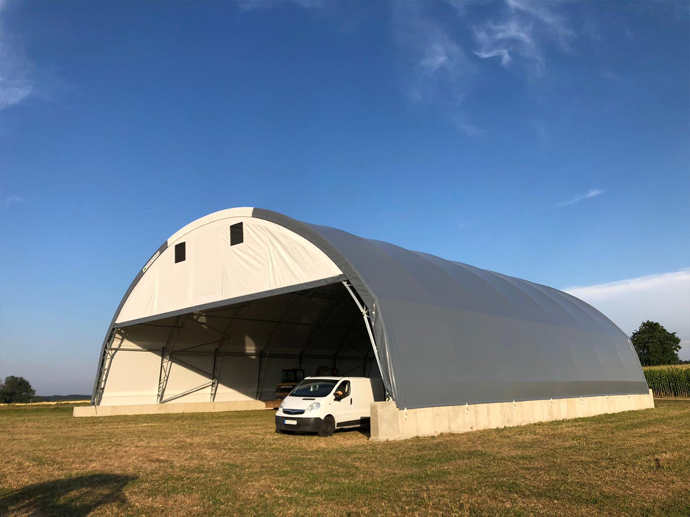 Die fertige Rundbogenhalle Modell "FWT-R22" mit Giebelabhängungen Die fertige Rundbogenhalle Modell "FWT-R22" mit Giebelabhängungen