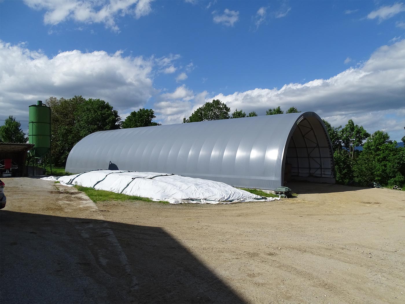 Seite des Fahrsilos und Lagerhalle - 16,00 x 50,00m Seite des Fahrsilos und Lagerhalle - 16,00 x 50,00m