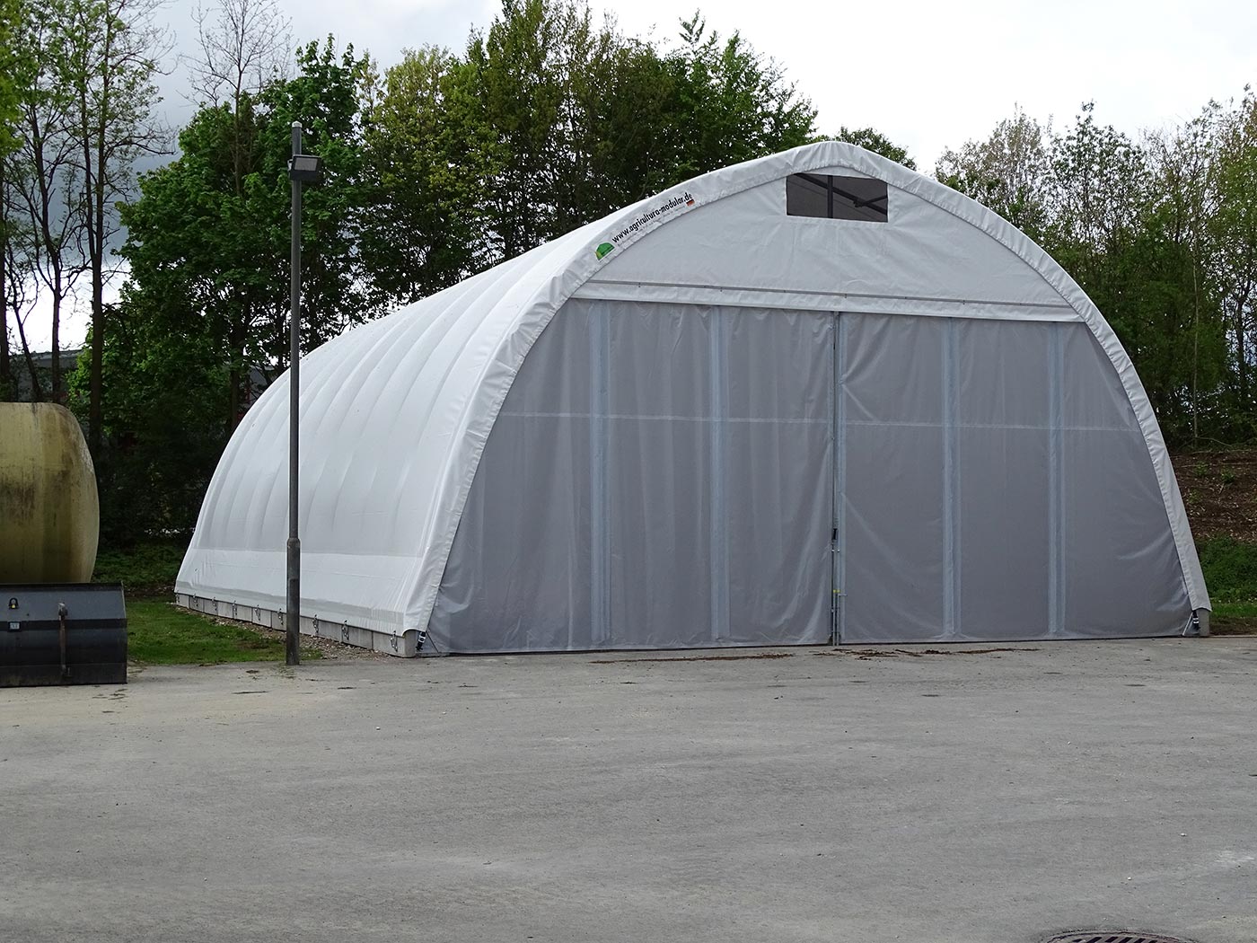 Maschinenhalle mit geschlossenem Schiebetor