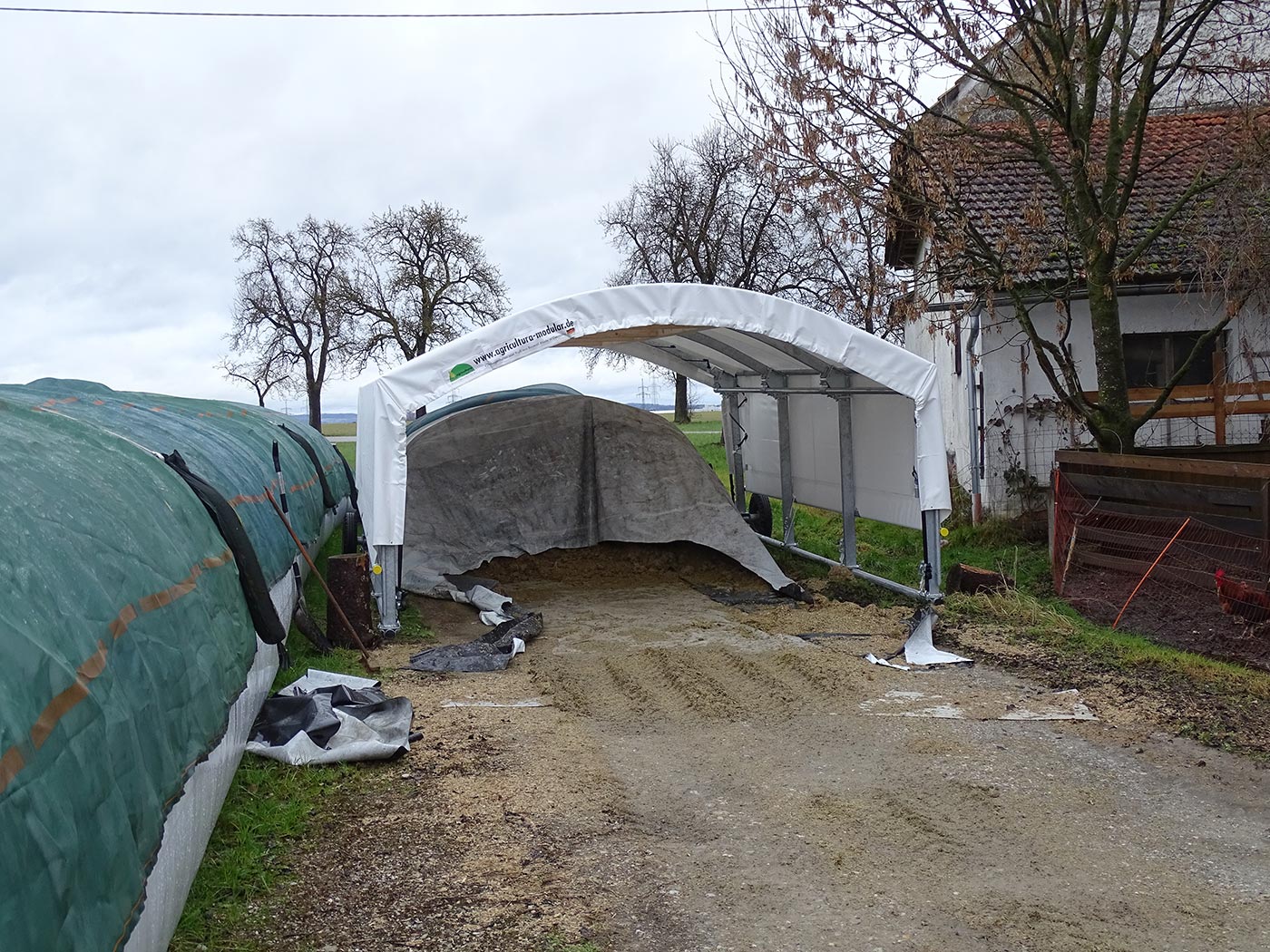 Mobile Siloanschnittsüberdachung über Silo