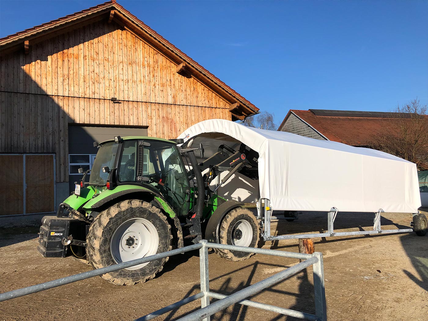 Der Traktor schiebt die Überdachung in die gewünschte Position