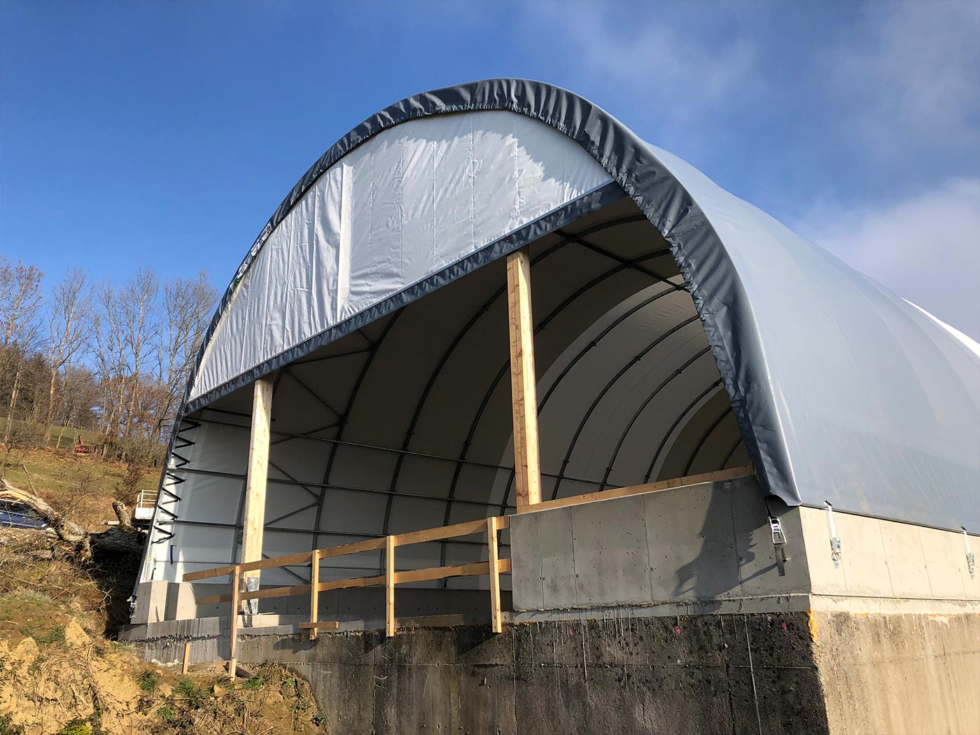 Rückseite des Mutterkuh-Stalls Rückseite des Mutterkuh-Stalls