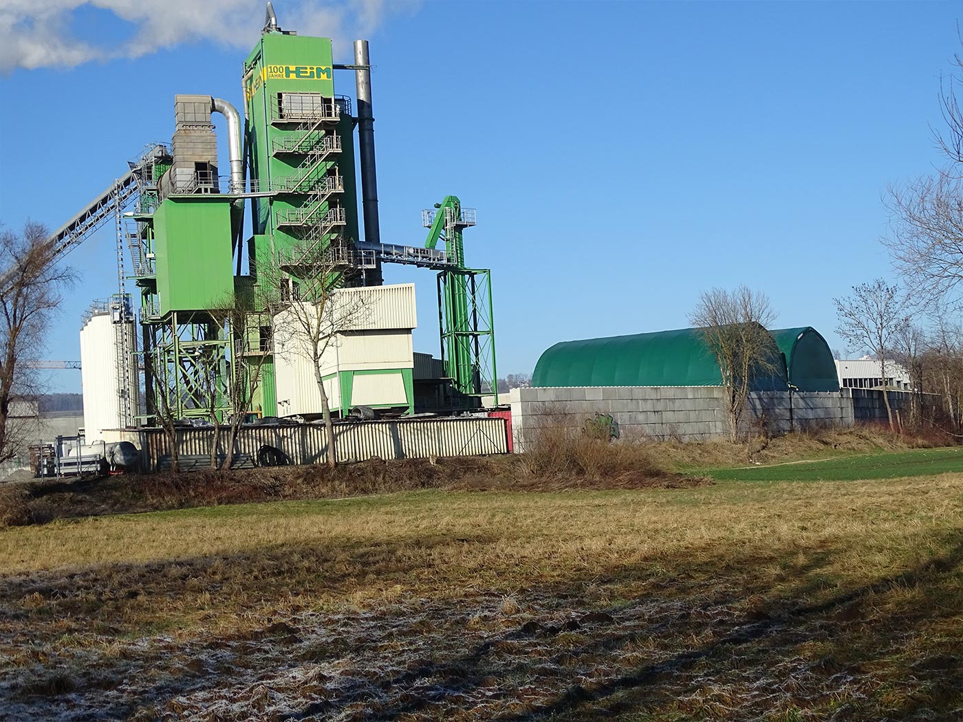 Das Asphaltmischwerk mit den zwei neuen Hallen