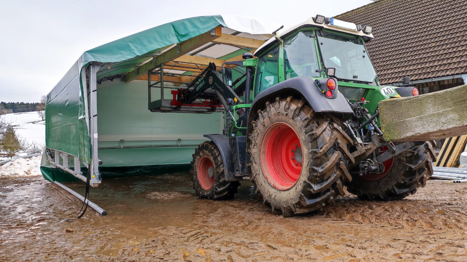 Mit Tragekonstruktion können die Teile der Siloüberdachung mit dem Traktor transportiert werden Mit Tragekonstruktion können die Teile der Siloüberdachung mit dem Traktor transportiert werden