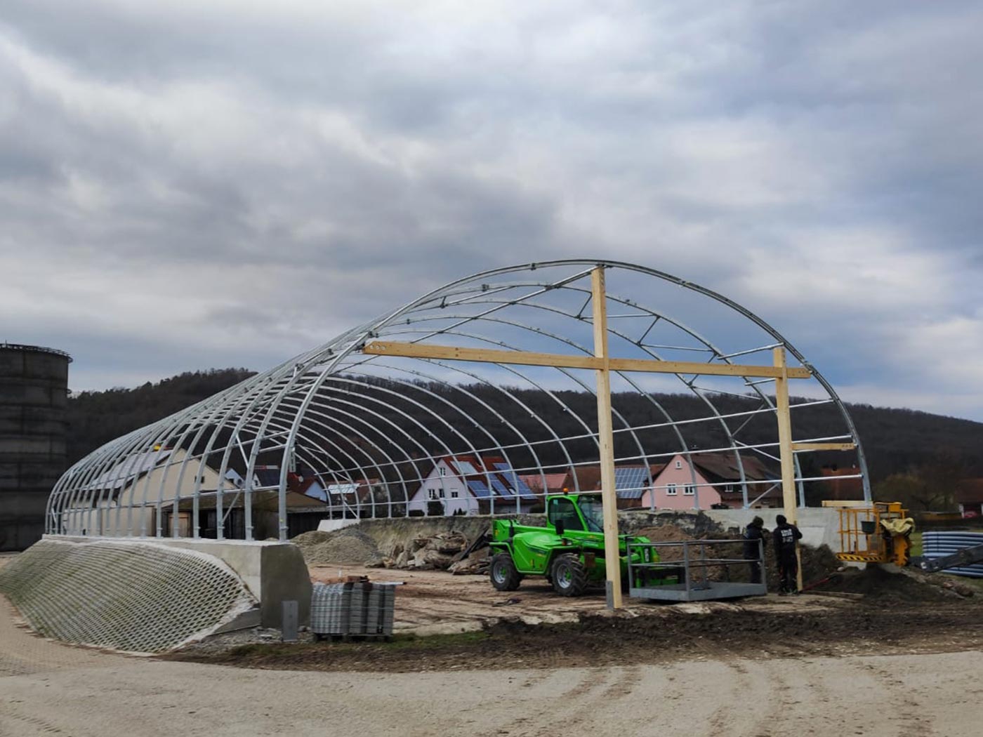 Stahlbögen für eine Siloüberdachung in Ansbach, Franken - 14,0 x 36,0 Meter